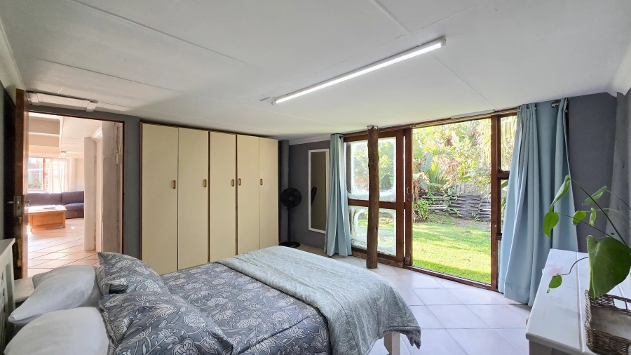 6 Bedroom Property for Sale in Cove Rock Eastern Cape